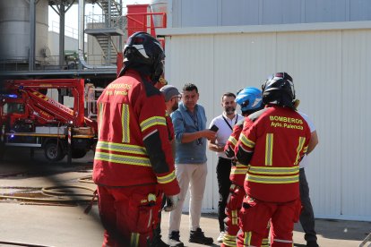 Actuación de los bomberos en la cubierta de Prosol que se sofocó en unos minutos