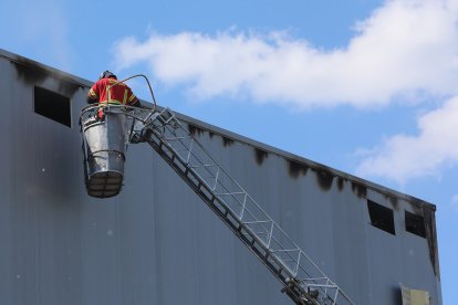 Actuación de los bomberos en la cubierta de Prosol que se sofocó en unos minutos