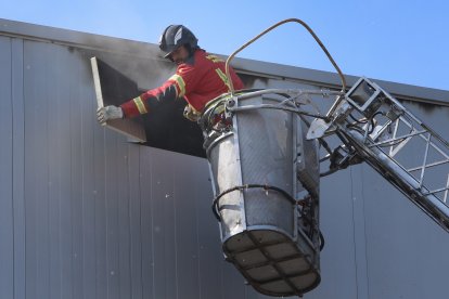Actuación de los bomberos en la cubierta de Prosol que se sofocó en unos minutos