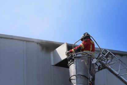 Actuación de los bomberos en la cubierta de Prosol que se sofocó en unos minutos