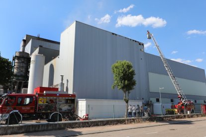 Actuación de los bomberos en la cubierta de Prosol que se sofocó en unos minutos