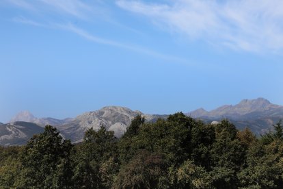 Montaña palentina, en la imagen Espigüete(i) y Curavacas(D)