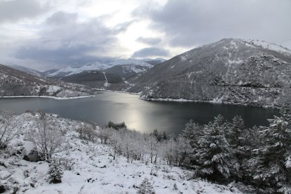 Montaña palentina en la imagen embalse de Compuerto en Velilla del rio Carrión
