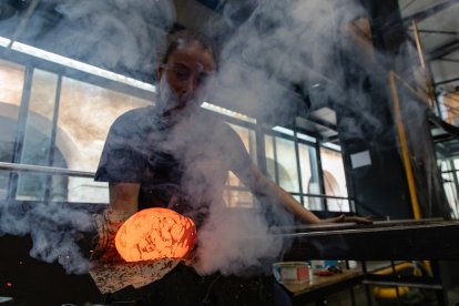 Alba Martín, profesional con más de 20 años de experiencia y formadora en los cursos que se imparten sobre procesado en la Real Fábrica de Cristales en La granja (Segovia)