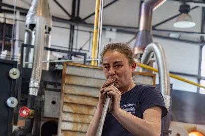 Alba Martín, profesional con más de 20 años de experiencia y formadora en los cursos que se imparten sobre procesado en la Real Fábrica de Cristales en La granja (Segovia)