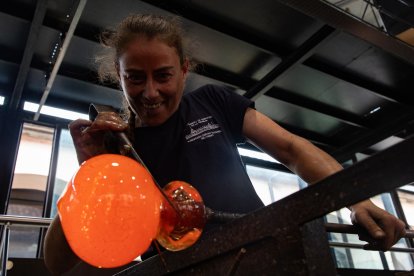 Alba Martín, profesional con más de 20 años de experiencia y formadora en los cursos que se imparten sobre procesado en la Real Fábrica de Cristales en La granja (Segovia)