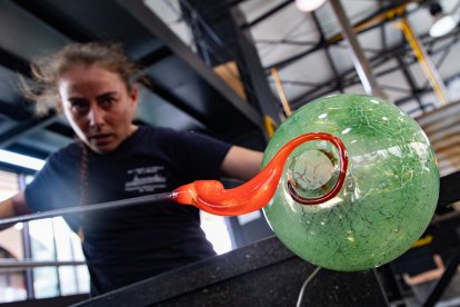 Alba Martín, profesional con más de 20 años de experiencia y formadora en los cursos que se imparten sobre procesado en la Real Fábrica de Cristales en La granja (Segovia)
