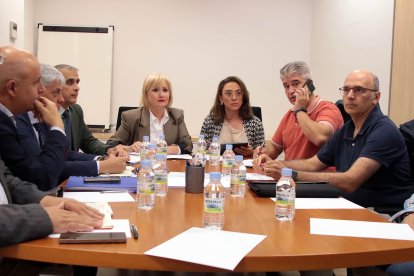 Reunidos con el comité de empresa de la planta azucarera de la localidad leonesa