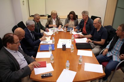 La consejera de Industria, Comercio y Empleo, Leticia García, la consejera de Agricultura, Ganadería y Desarrollo Rural, María González Corral, el delegado territorial, Eduardo Diego y el alcalde de La Bañeza, Javier Carrera de Blas, se reúnen con el comité de empresa de la planta azucarera de la localidad leonesa