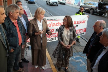 Reunidos con el comité de empresa de la planta azucarera de la localidad leonesa