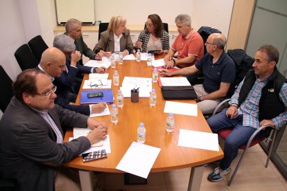 Reunidos con el comité de empresa de la planta azucarera de la localidad leonesa