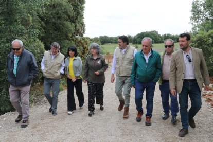 El consejero de Medio Ambiente, Vivienda y Ordenación del Territorio, Juan Carlos Suárez-Quiñones asiste a la suelta del lince, Venadillo, en Astudillo (Palencia)