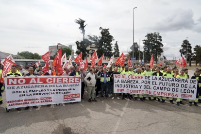 Los trabajadores afectados por el cierre de la planta de Azucarera de La Bañeza se concentran a las puertas de la fábrica.