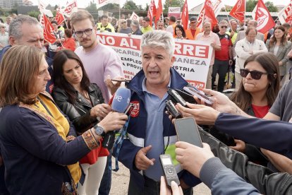 Los trabajadores afectados por el cierre de la planta de Azucarera de La Bañeza se concentran a las puertas de la fábrica
