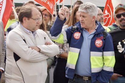 Los trabajadores afectados por el cierre de la planta de Azucarera de La Bañeza se concentran a las puertas de la fábrica