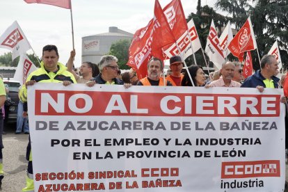 Los trabajadores afectados por el cierre de la planta de Azucarera de La Bañeza se concentran a las puertas de la fábrica