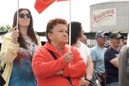 Los trabajadores afectados por el cierre de la planta de Azucarera de La Bañeza se concentran a las puertas de la fábrica