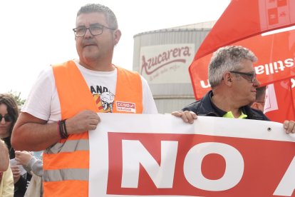 Los trabajadores afectados por el cierre de la planta de Azucarera de La Bañeza se concentran a las puertas de la fábrica