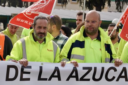 Los trabajadores afectados por el cierre de la planta de Azucarera de La Bañeza se concentran a las puertas de la fábrica
