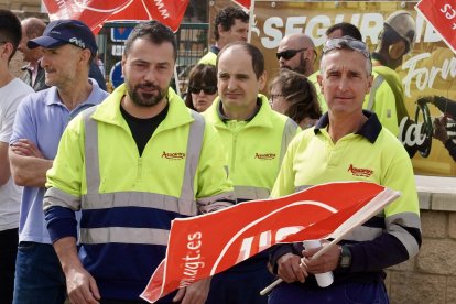 Los trabajadores afectados por el cierre de la planta de Azucarera de La Bañeza se concentran a las puertas de la fábrica