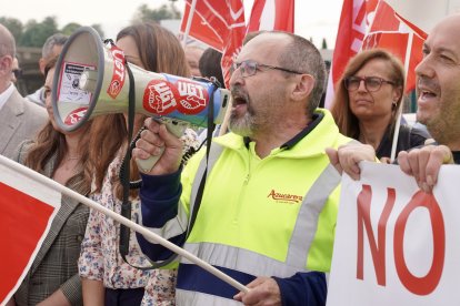 Los trabajadores afectados por el cierre de la planta de Azucarera de La Bañeza se concentran a las puertas de la fábrica.