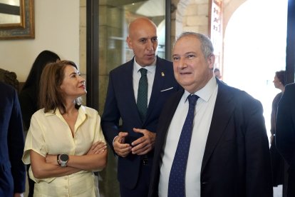 El ministro de Industria y Turismo, Jordi Hereu, visita el Parador de León.
