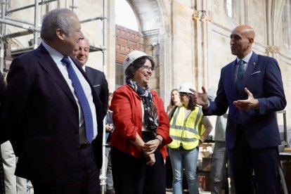 El ministro de Industria y Turismo, Jordi Hereu, visita el Parador de León.