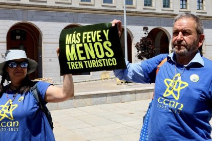 Concentracíón por la llegada del Feve al centro de León en el Ministerio de Transportes de Madrid. ICAL