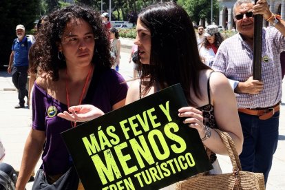 Concentracíón por la llegada del Feve al centro de León en el Ministerio de Transportes de Madrid. ICAL