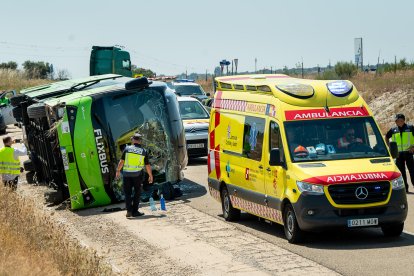 Varios heridos tras volcar un autobús en la A-62, en Fuentes de Oñoro (Salamanca)