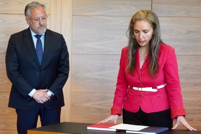 Seseña promete su nuevo cargo junto al presidente de las Cortes, Carlos Pollán.