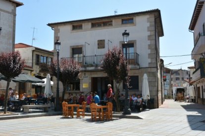 Terraza del establecimiento del local de jubilados de Covaleda.
