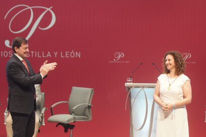 La ingeniera industrial y doctora en Robótica, Elena García Armada, recibe el Premio Castilla y León de Investigación Científica y Técnica e Innovación 2024. Junto a Alfonso Fernández Mañueco.