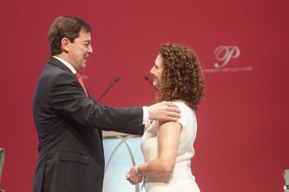 La ingeniera industrial y doctora en Robótica, Elena García Armada, recoge el Premio Castilla y León de Investigación Científica y Técnica e Innovación 2024. Junto a Alfonso Fernández Mañueco.
