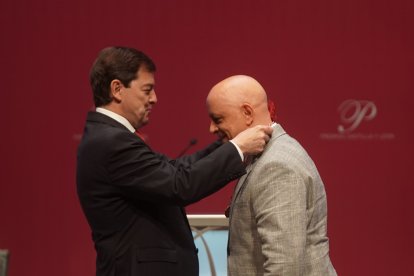 El poeta y escritor Juan Antonio González Iglesias, reconocido con el Premio Castilla y León de las Letras 2024. Recibe el galardón de manos de Alfonso Fernández Mañueco.