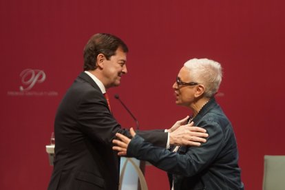 Dora García recoge el Premio Castilla y León de las Artes 2024 de manos del presidente de la Junta Alfonso Fernández Mañueco.