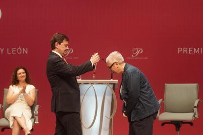 Dora García recoge el Premio Castilla y León de las Artes 2024 de manos del presidente de la Junta Alfonso Fernández Mañueco.