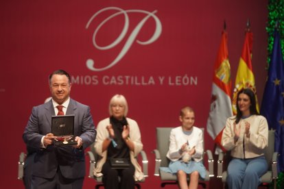 Iñigo Gamazo, de la Ganadería el Raso de Portillo, recoge el Premio a la Tauromaquia en de los Premios Castilla y León 2024.