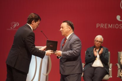 Iñigo Gamazo, de la Ganadería el Raso de Portillo, recoge el Premio a la Tauromaquia en de los Premios Castilla y León 2024 de manos del presidente de la Junta Alfonso Fernández Mañueco.