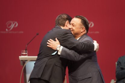Iñigo Gamazo, de la Ganadería el Raso de Portillo, recoge el Premio a la Tauromaquia en de los Premios Castilla y León 2024 de manos del presidente de la Junta Alfonso Fernández Mañueco.