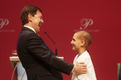 La impulsora del proyecto solidario 'La Sonrisa de María', María Caamaño Núñez, Premio Castilla y León de los Valores Humanos y Sociales junto al presidente de la Junta Alfonso Fernández Mañueco.