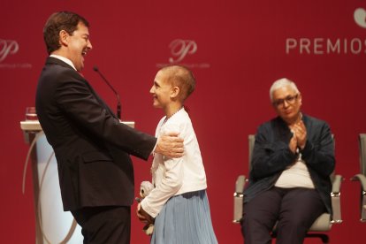 La impulsora del proyecto solidario 'La Sonrisa de María', María Caamaño Núñez, Premio Castilla y León de los Valores Humanos y Sociales junto al presidente de la Junta Alfonso Fernández Mañueco.