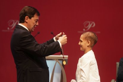 La impulsora del proyecto solidario 'La Sonrisa de María', María Caamaño Núñez, Premio Castilla y León de los Valores Humanos y Sociales junto al presidente de la Junta Alfonso Fernández Mañueco.