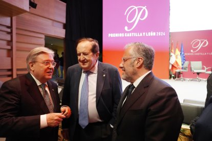 El presidente de las Cortes, Carlos Pollán, el expresidente de las Cortes José Manuel Fernández Santiago y el expresidente de la Junta, Juan José Lucas, en el acto de los Premios Castilla y León 2024.