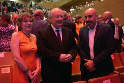 El presidente del CES, Enrique Cabero, junto a los secretarios autonómico de UGT y CCOO, Óscar Lobo y Ana Fernández, durante el acto de entrega de los Premios Castilla y León 2024.