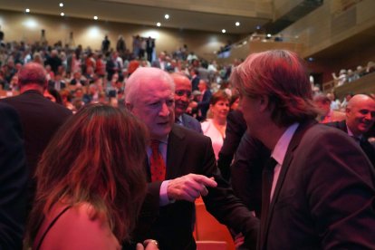 El presidente del Consejo de Cámaras de Castilla y León, Antonio Méndez Pozo, conversa con el secretario autonómico del PSOE, Carlos Martínez, en la entrega de los Premios Castilla y León 2024.