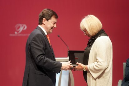 La madre de Sara García, recibe el Premio Castilla y León de Ciencias Sociales y Humanidades en nombre de su hija de manos del presidente de la Junta, Alfonso Fernández Mañueco.