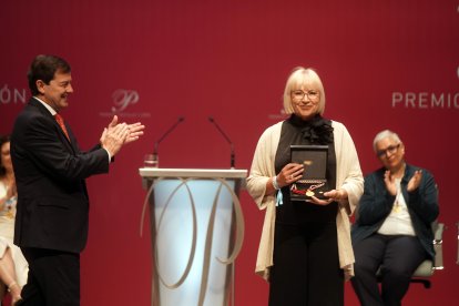 La madre de Sara García, recibe el Premio Castilla y León de Ciencias Sociales y Humanidades en nombre de su hija de manos del presidente de la Junta, Alfonso Fernández Mañueco.