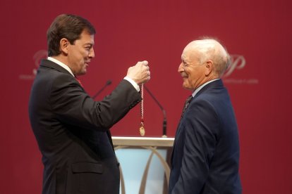 Enrique Pascual Oliva recibe el Premio Castilla y León del Deporte de manos del presidente de la Junta, Alfonso Fernández Mañueco.