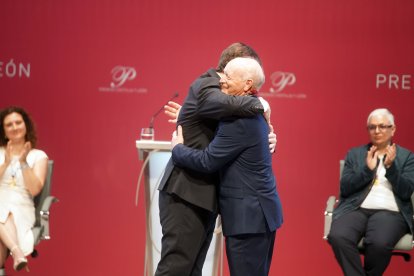 Enrique Pascual Oliva recibe el Premio Castilla y León del Deporte de manos del presidente de la Junta, Alfonso Fernández Mañueco.
